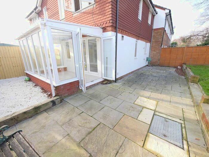 1 Bedroom Flat To Rent In Cleveland Park, Stanwell, TW19