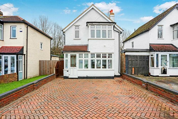 2 Bedroom Detached House For Sale In Hamilton Avenue, Cheam, Sutton, SM3