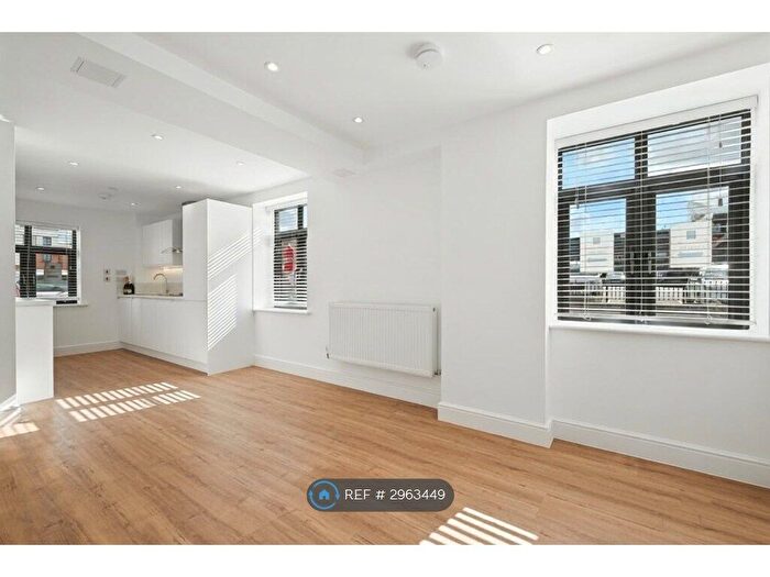 2 Bedroom Flat To Rent In Sloane House, Aylesbury, HP20