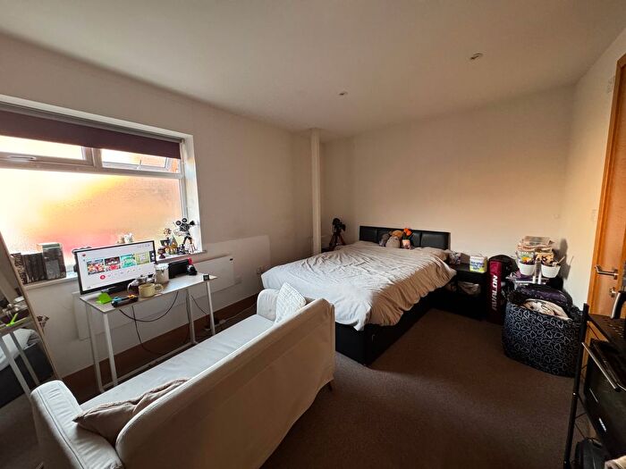 Studio To Rent In Sunny Place, London, NW4