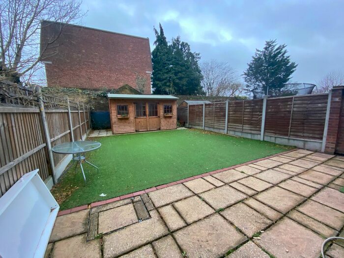 4 Bedroom Semi-Detached House To Rent In Pemberton Gardens, Chadwell Heath RM6