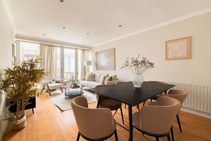 3 Bedroom Flat For Sale In Porchester Square, Bayswater, London, W2