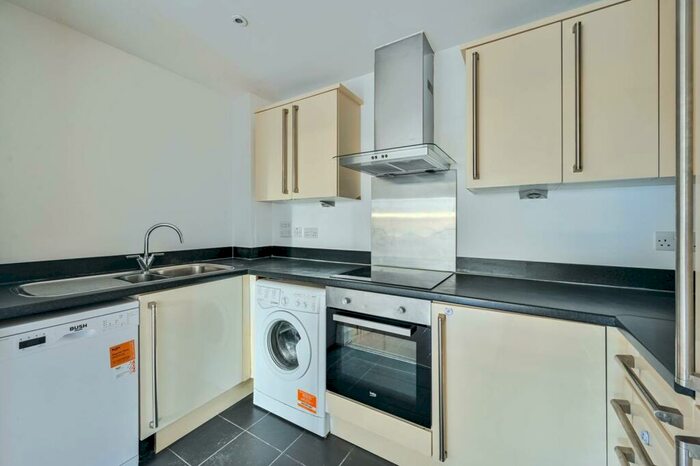 1 Bedroom Flat To Rent In Capulet Square, Tower Hamlets, London, E3