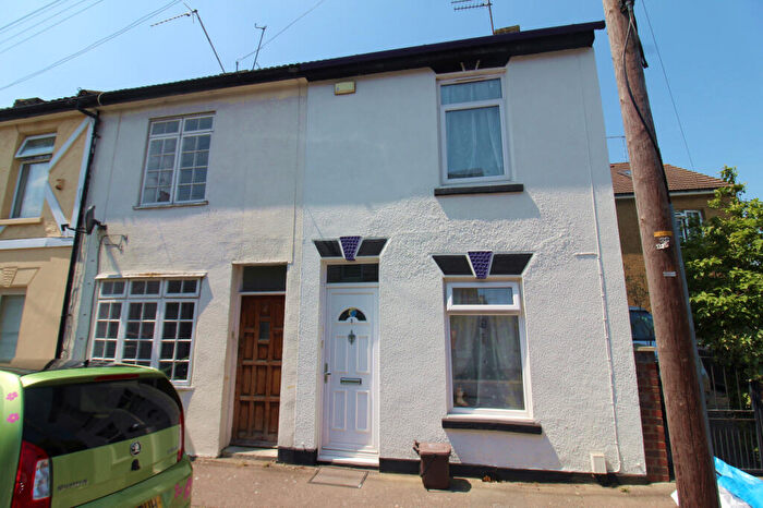 3 Bedroom Terraced House For Sale In Elm Road, Gillingham, Kent, ME7