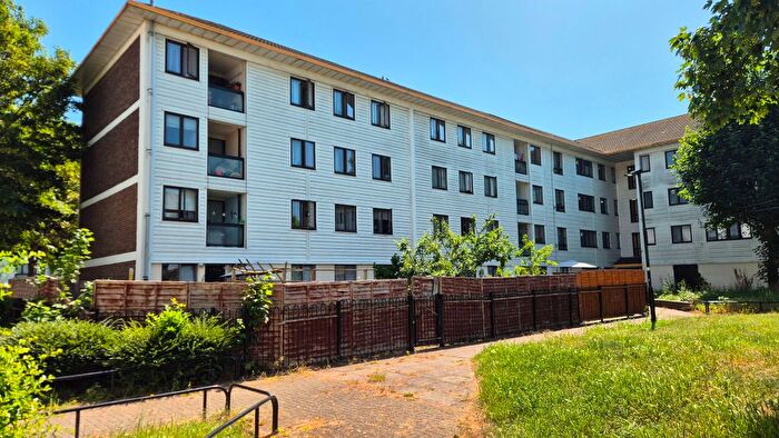 3 Bedroom Flat For Sale In Summerwood Road, Isleworth, TW7