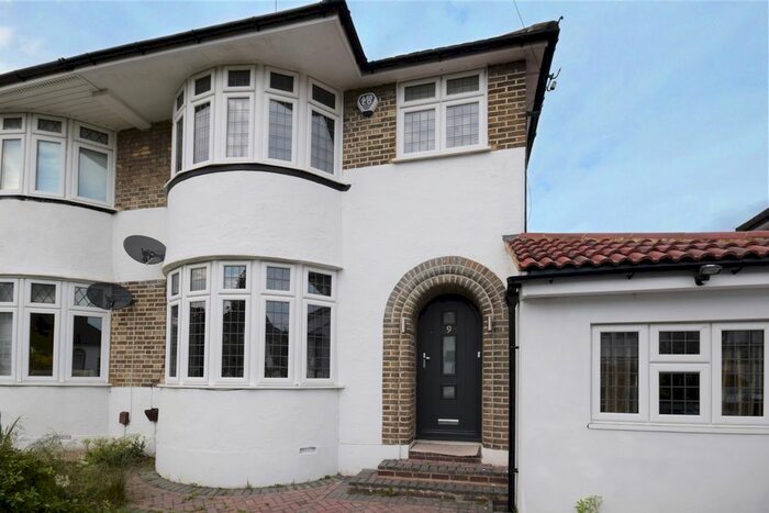 4 Bedroom Semi-Detached House To Rent In Molescroft, London SE9