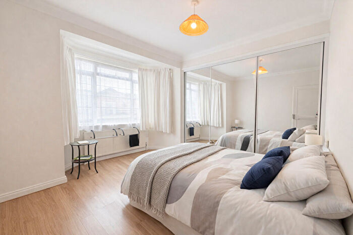 2 Bedroom Apartment To Rent In The Crest, London, NW4