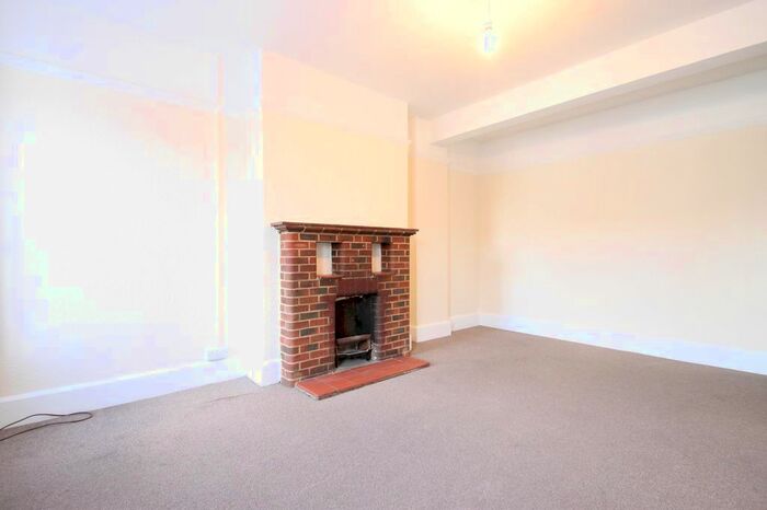 2 Bedroom Flat To Rent In Bishopric, Horsham, RH12