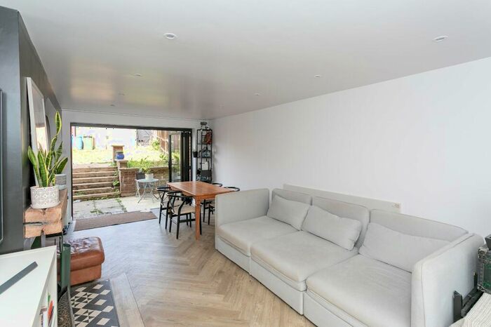 End Of Terrace House To Rent In Valleyside, Hemel Hempstead, Hertfordshire, HP1