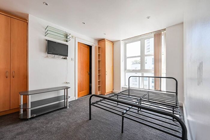 2 Bedroom Flat To Rent In Barrier Point Road, Silvertown, London, E16