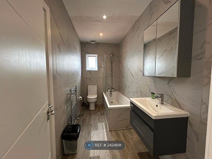 3 Bedroom Flat To Rent In Station Road, London, NW4