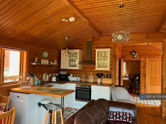 2 Bedroom Detached House To Rent In Carlton Road, South Croydon, CR2