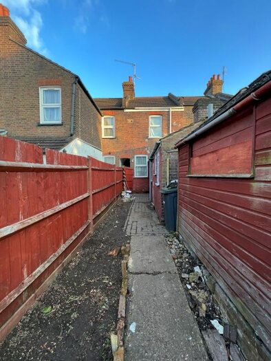 2 Bedroom Terraced House To Rent In Beech Road, Luton, LU1