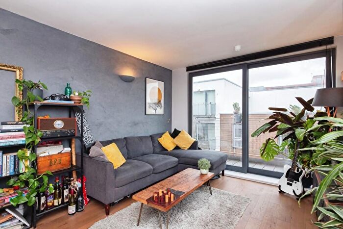 1 Bedroom Flat For Sale In Brentford, London, TW8