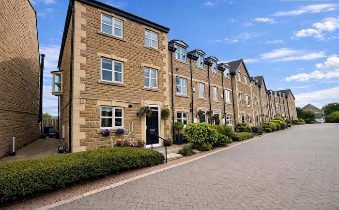 4 Bedroom Town House For Sale In Edgefield Grove, Savile Park, Halifax, HX3