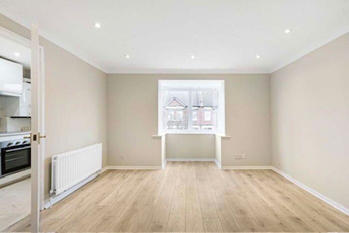1 Bedroom Flat To Rent In Dovecote Gardens, London, SW14