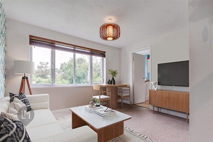 2 Bedroom Flat To Rent In Crowthorne Close, London, SW18