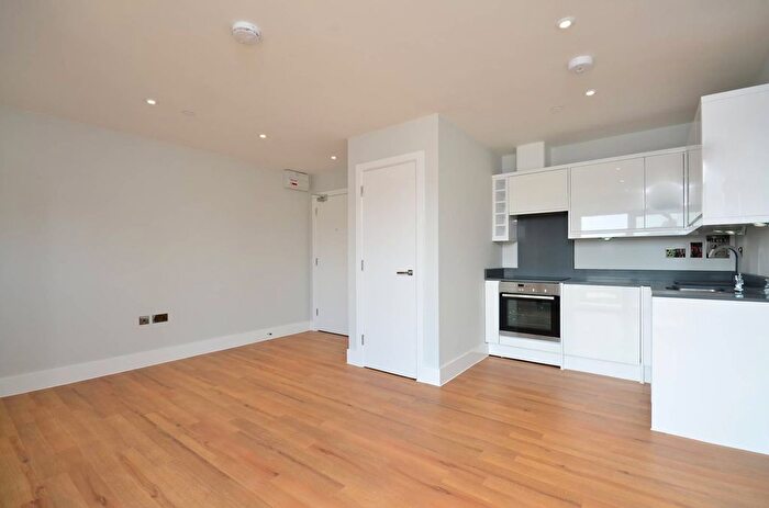 1 Bedroom Flat For Sale In Lavender Park Road, West Byfleet, KT14