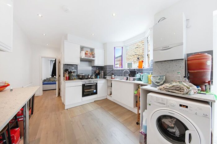 2 Bedroom Flat To Rent In Villiers Road, London, NW2