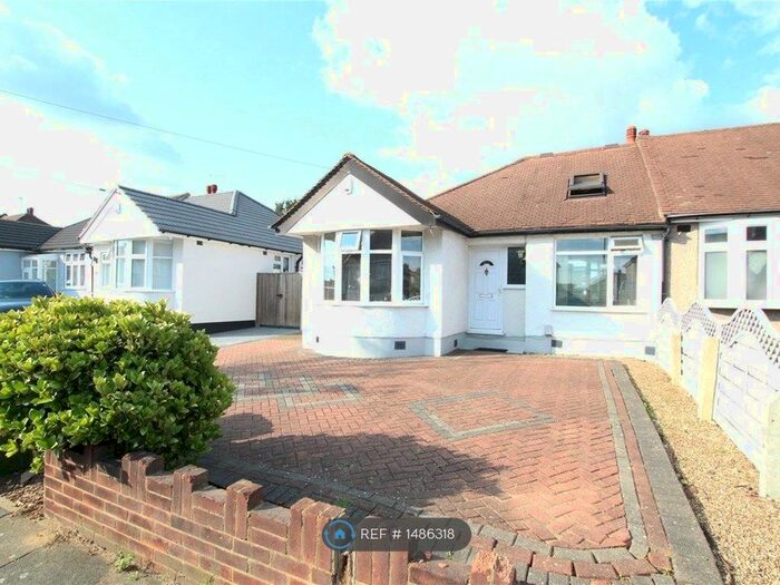4 Bedroom Bungalow To Rent In Sutherland Avenue, Welling, DA16