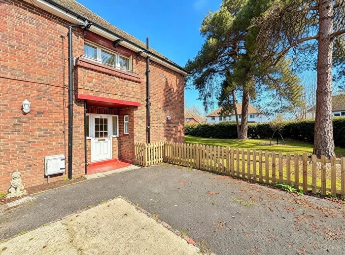 3 Bedroom Flat For Sale In Albany Close, Fleet, GU51