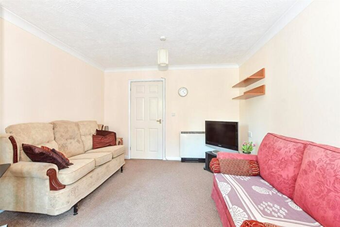 1 Bedroom Flat For Sale In Gales Drive, Three Bridges, Crawley, West Sussex, RH10