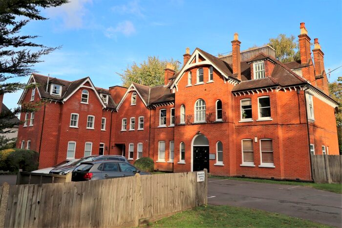 2 Bedroom Flat To Rent In Westcar Lane, Hersham, Surrey, KT12