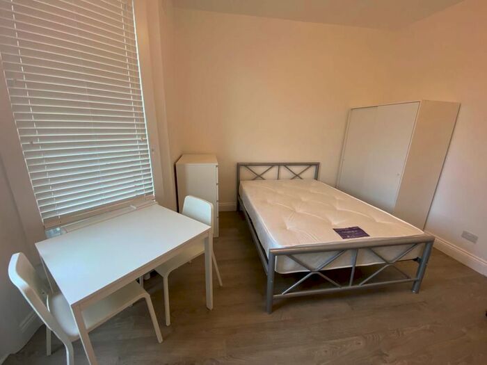 Studio To Rent In Woodside Road, London, N22