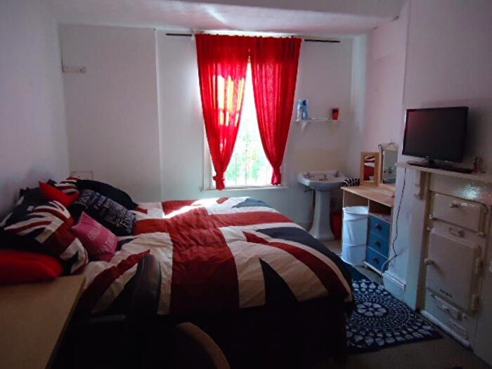 11 Bedroom Semi Detached House To Rent In Delph Lane, Leeds, LS6