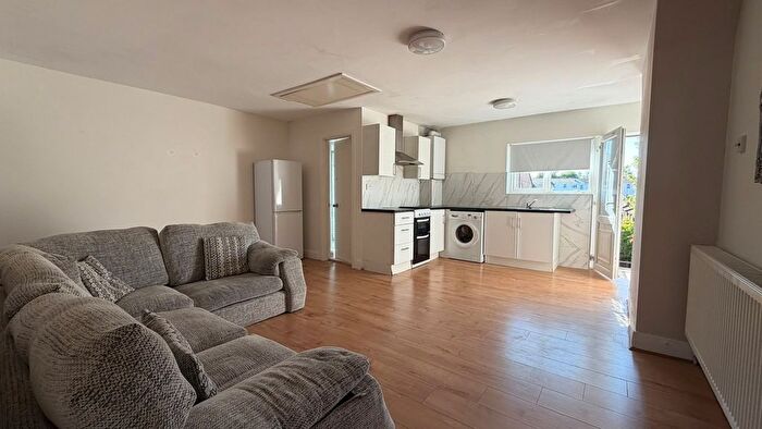 2 Bedroom Flat To Rent In Long Lane, Uxbridge, UB10