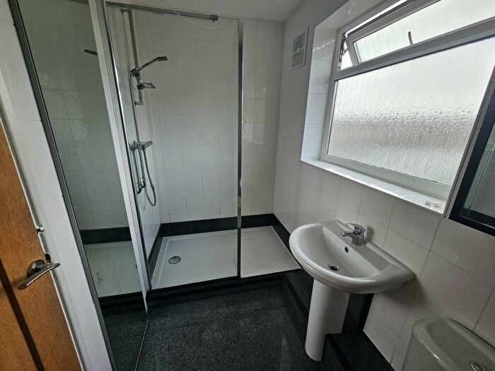 3 Bedroom Flat To Rent In Moor Grange View, Leeds, LS16