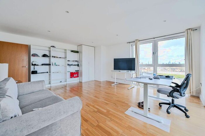 3 Bedroom Flat To Rent In Merryweather Place, Greenwich, London, SE10