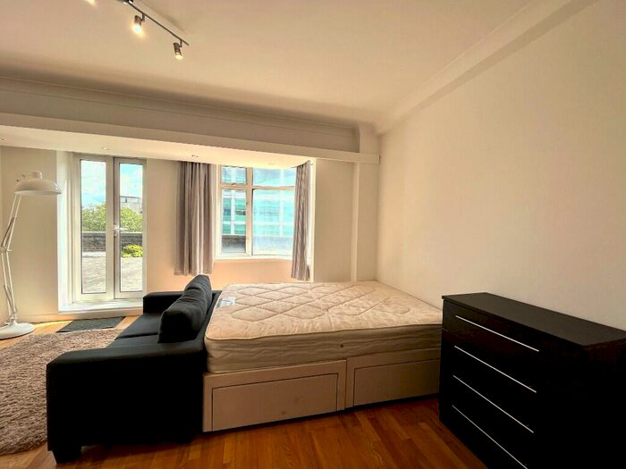 Studio To Rent In Euston Road, London, NW1