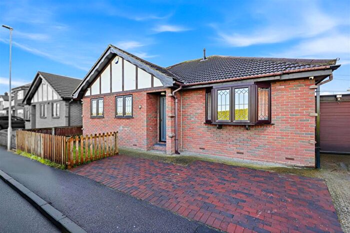 2 Bedroom Detached Bungalow For Sale In Smallgains Avenue, Canvey Island, SS8