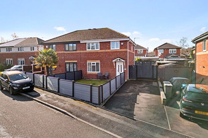 3 Bedroom Semi-Detached House For Sale In Chepstow Drive, Oldham, OL1