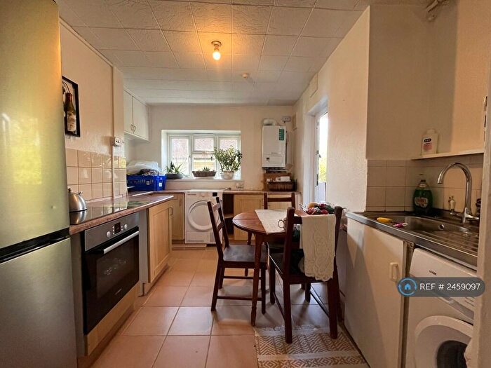 3 Bedroom Flat To Rent In Farndale Avenue, London, N13