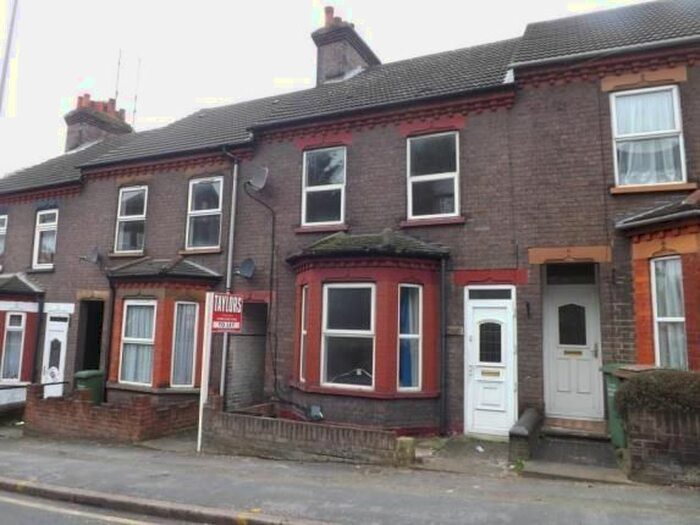 3 Bedroom Terraced House For Sale In Hitchin Road, Luton LU2
