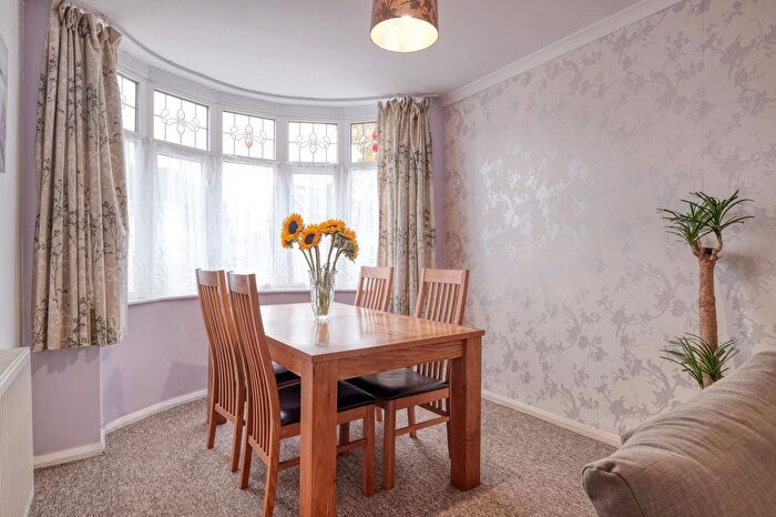 3 Bedroom Semi-detached House For Sale In Kingshurst Road, Birmingham, B31