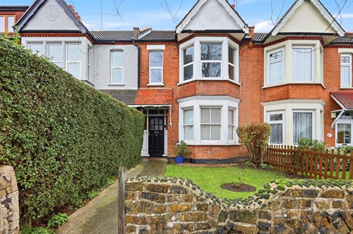 2 Bedroom Apartment For Sale In Bellevue Road, Southend On Sea, Essex, SS2