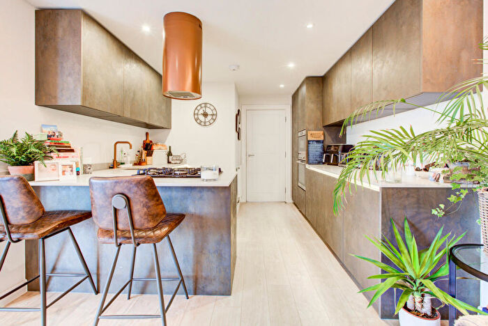 2 Bedroom Flat For Sale In London Road, Leigh-on-sea, SS9