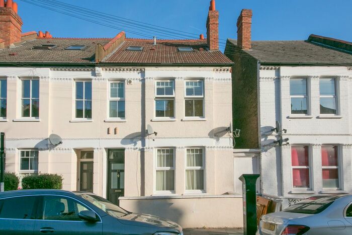 4 Bedroom Flat To Rent In Gilbey Road, London SW17