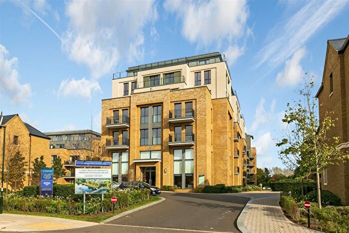 3 Bedroom Flat To Rent In Pinewood Gardens, Teddington, TW11