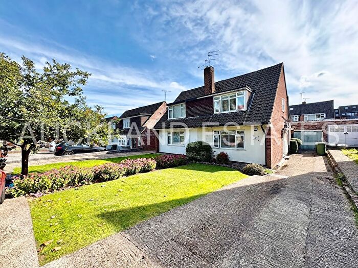 3 Bedroom Semi-detached House For Sale In Dugdale Hill Lane, Potters Bar, EN6