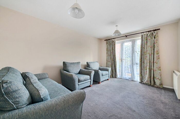 2 Bedroom Flat For Sale In Badgers Croft, Victoria Road, Mortimer Common, Reading, RG7