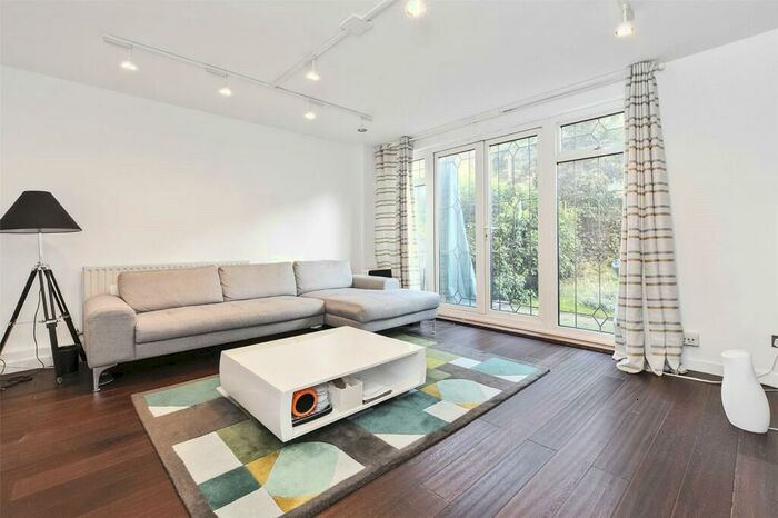 3 Bedroom Maisonette To Rent In Fellows Court, Weymouth Terrace, London, E2