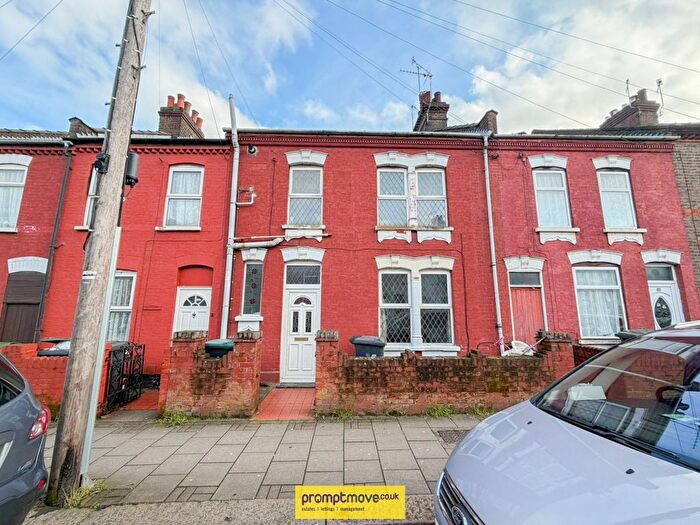 3 Bedroom Property To Rent In Oak Road, Luton, LU4