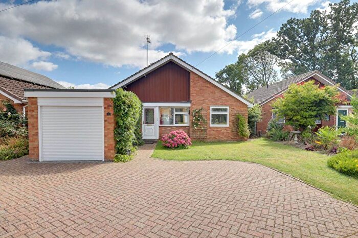 3 Bedroom Bungalow For Sale In Marchwood Avenue, Emmer Green, RG4