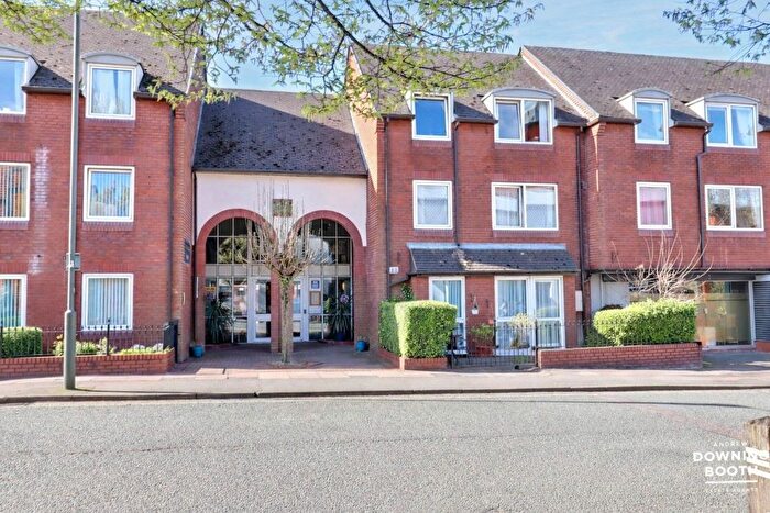 1 Bedroom Flat For Sale In Castle Dyke, Lichfield, WS13