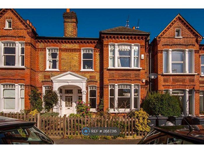 3 Bedroom Flat To Rent In Dalkeith Road, London, SE21