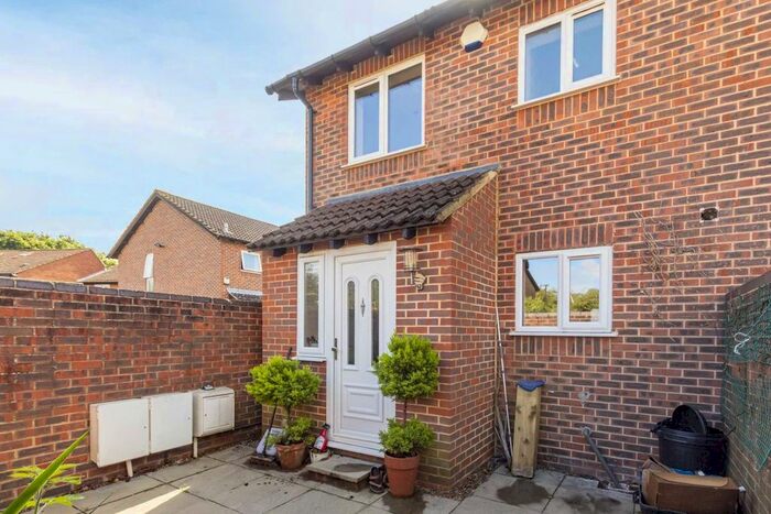 1 Bedroom Property To Rent In Stevens Close, Hampton, TW12